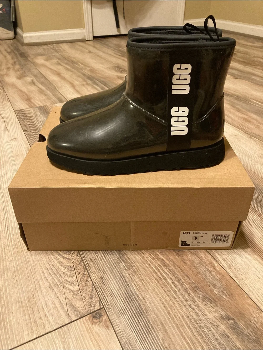 UGG Woman’s Short Waterproof Boot - Black